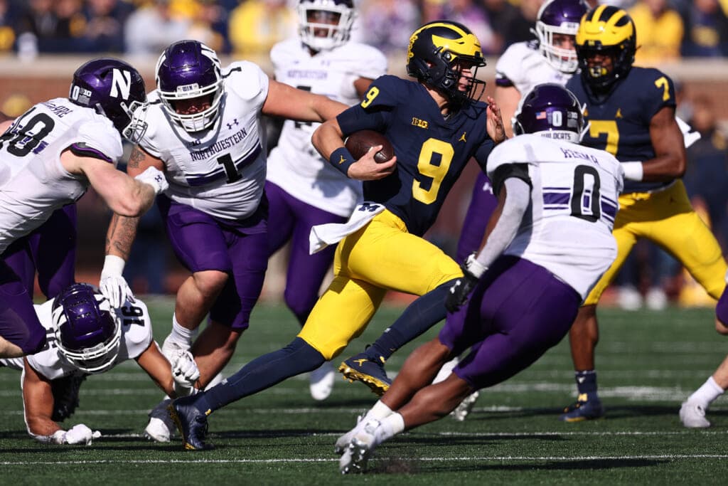 J.J. McCarthy of the Michigan Wolverines, center