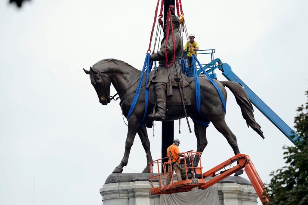 ROBERT E LEE RICHMOND STATUE