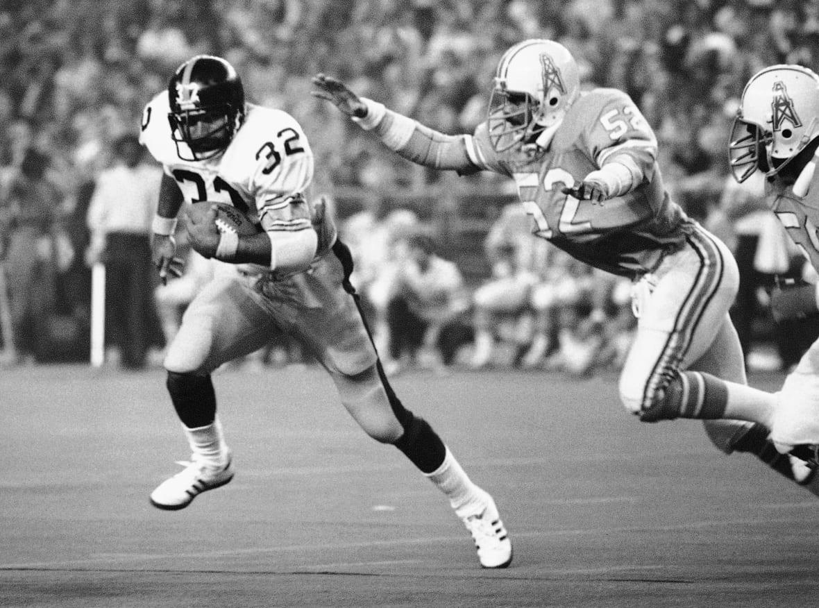 Pittsburgh Steelers running back Franco Harris and Houston Oilers’ Robert Brazile