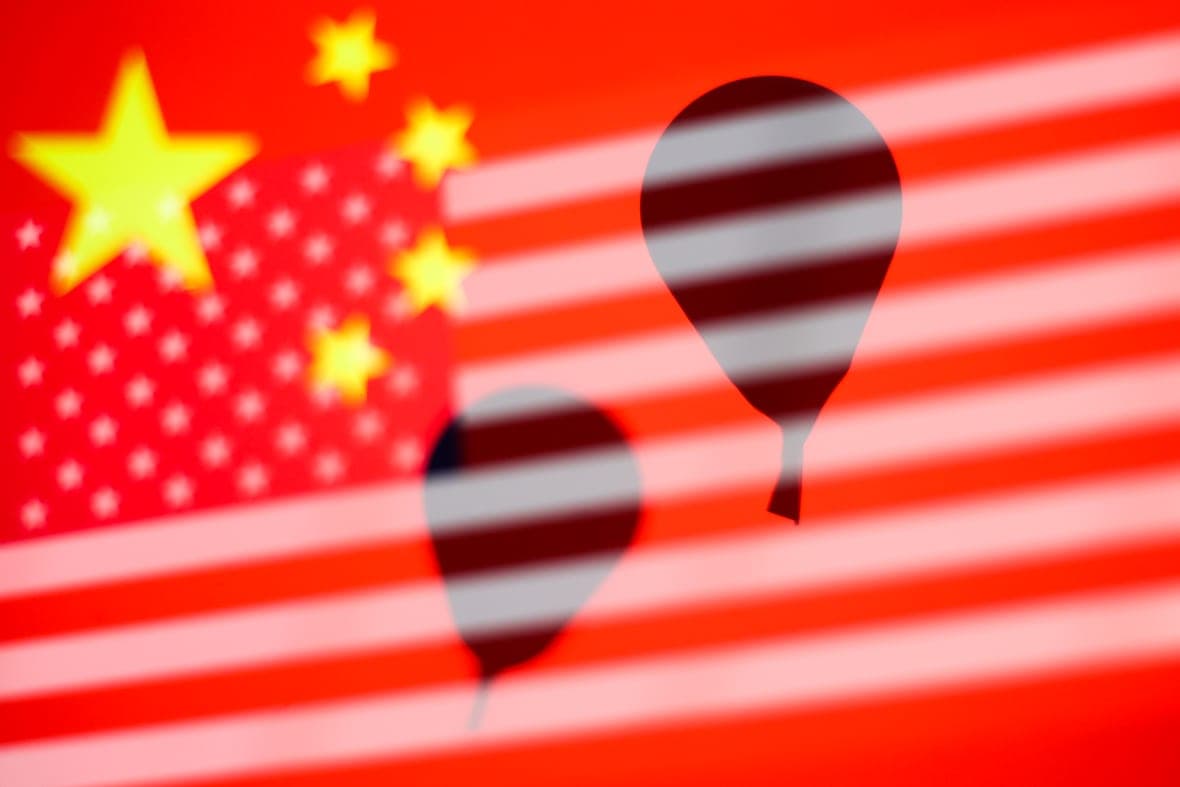 Balloon models bearing Chinese and American flags