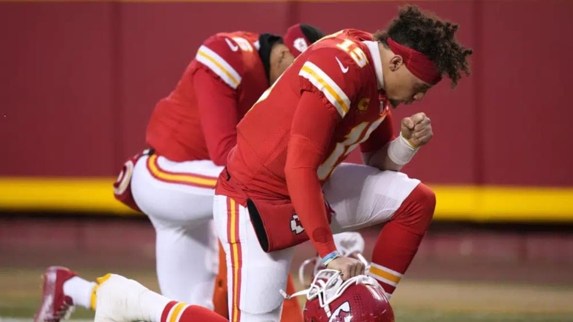 Kansas City Chiefs quarterback Patrick Mahomes prays