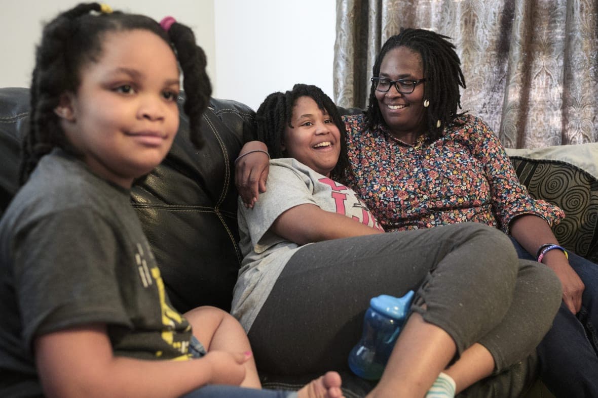 Delynn Payne, Deleah Payne and their mother Delisa Payne