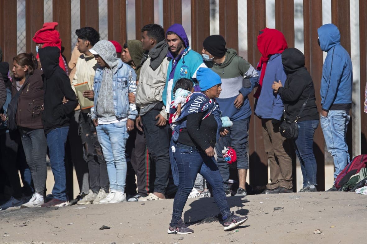 A line of migrants attempting to enter Texas