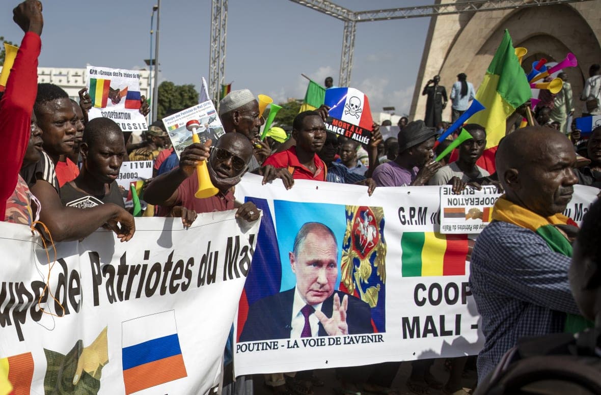 Malians demonstrate against France and in support of Russia
