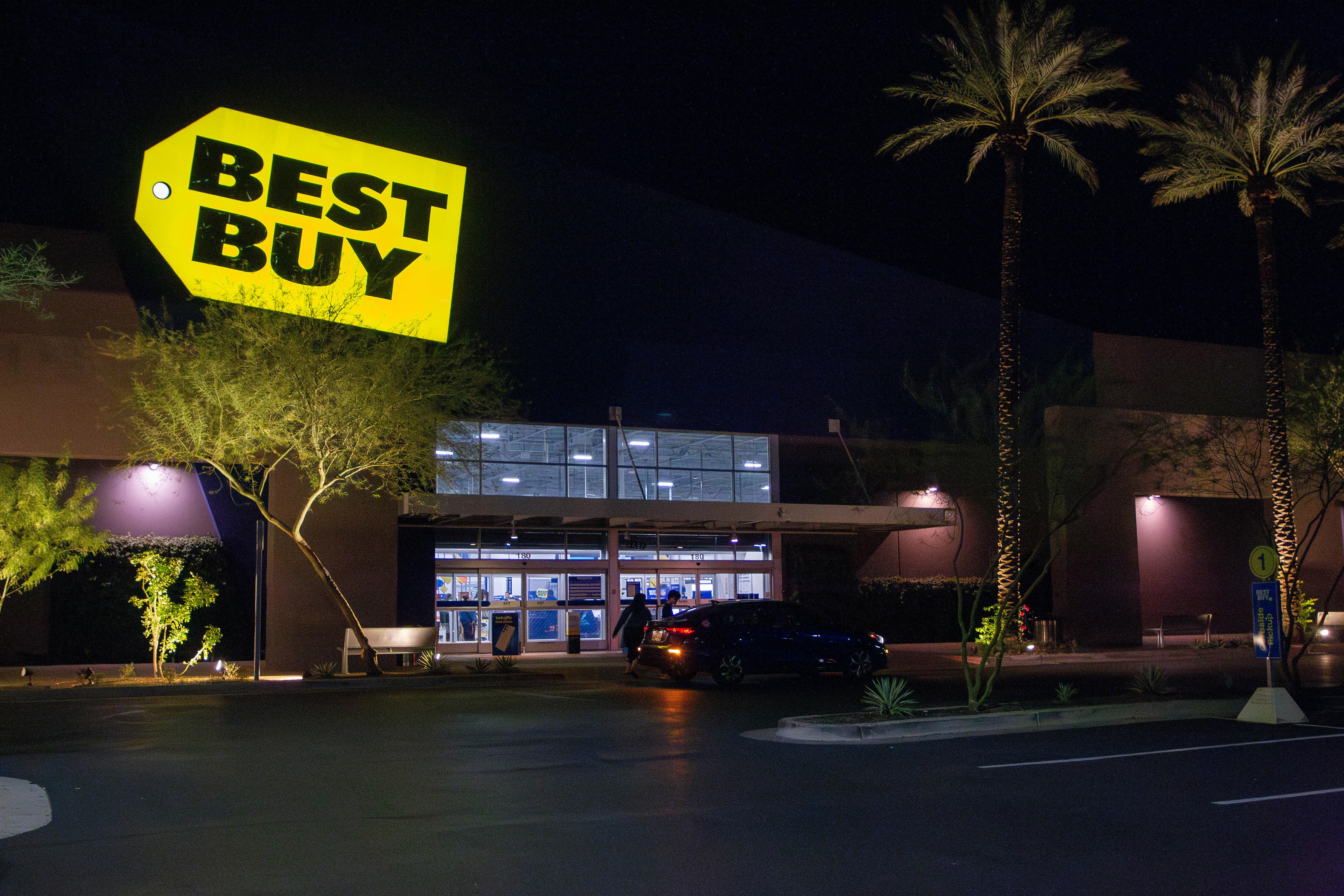 Black Friday shoppers enter stores early at Tempe Marketplace
