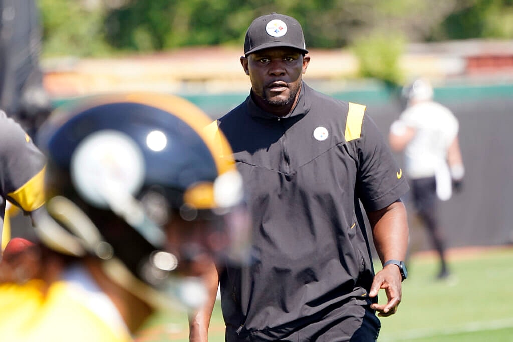 Pittsburgh Steelers senior defensive assistant Brian Flores in his Steelers uniform