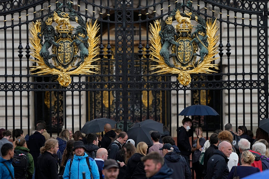 A crowd of people outside the gates of Buckingham Palace
