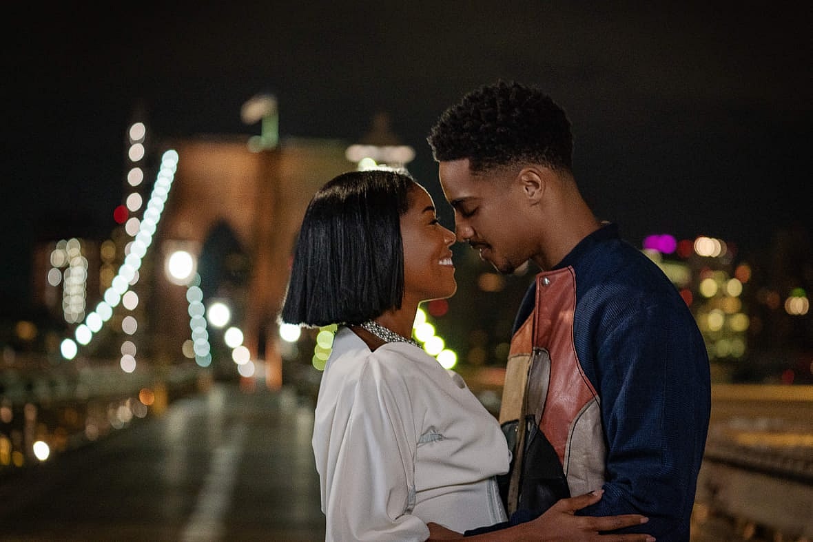 Actors Gabrielle Union and Keith Powers embrace on a city street in "The Perfect Find"