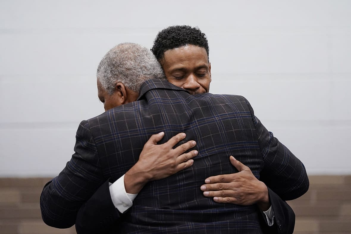Aretha Franklin’s sons Kecalf Franklin and Edward Franklin hug