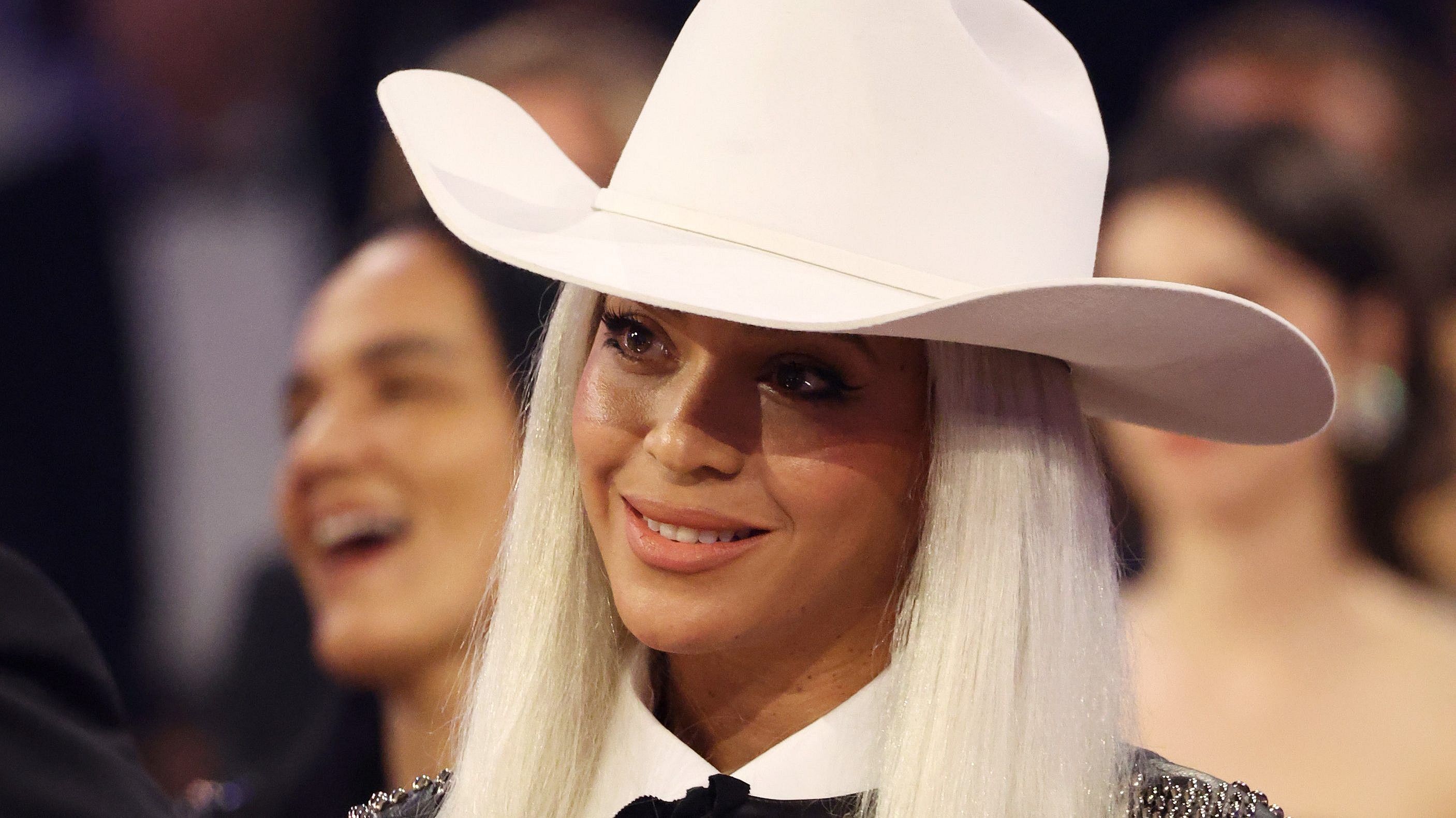 Singer Beyonce in a white cowboy hat