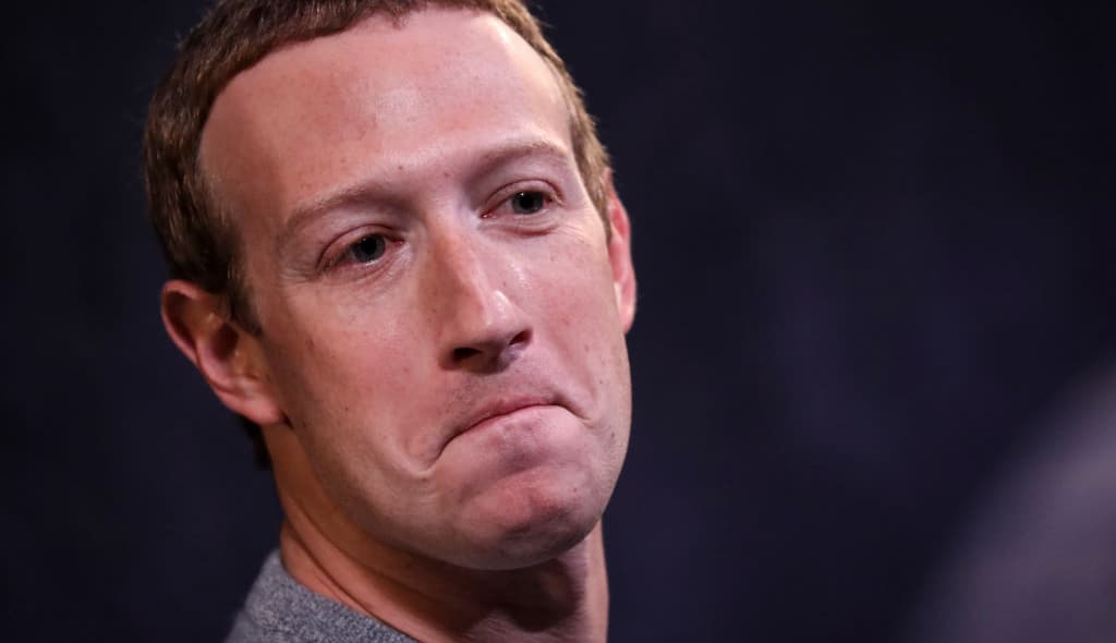 Facebook CEO Mark Zuckerberg And News Corp CEO Robert Thomson Debut Facebook News