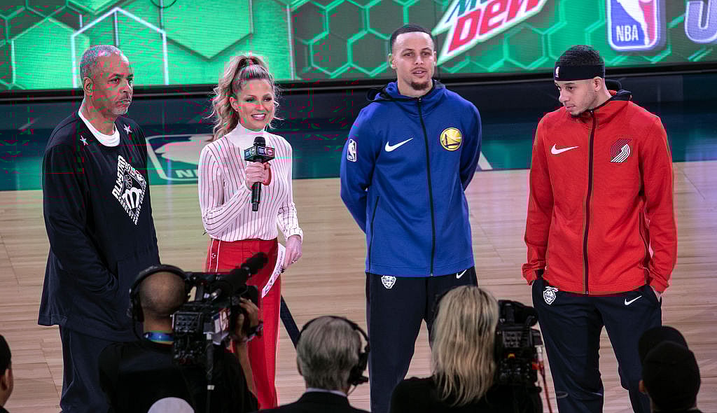(L-R) Del Curry, Allie LaForce, Steph Curry and Seth Curry at the 2019 NBA All-Star Saturday Night on February 16, 2019 in Charlotte, North Carolina. (Photo by Jeff Hahne/Getty Images) thegrio.com