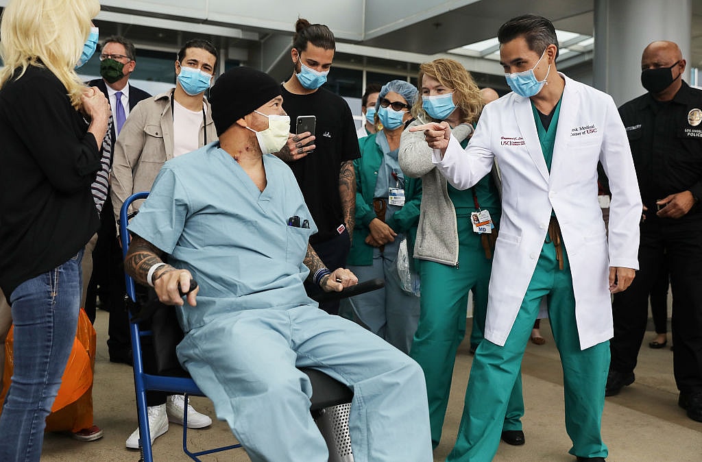 LA Police Detective Released From Hospital After Long Battle With COVID-19