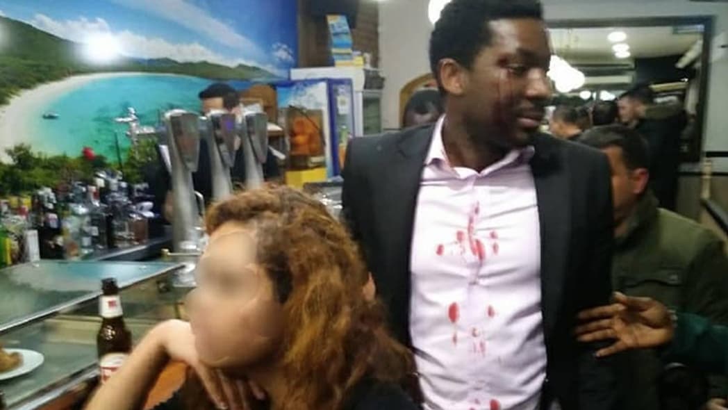 The actor Marius Makon and the alleged attacker. (El Pais) thegrio.com