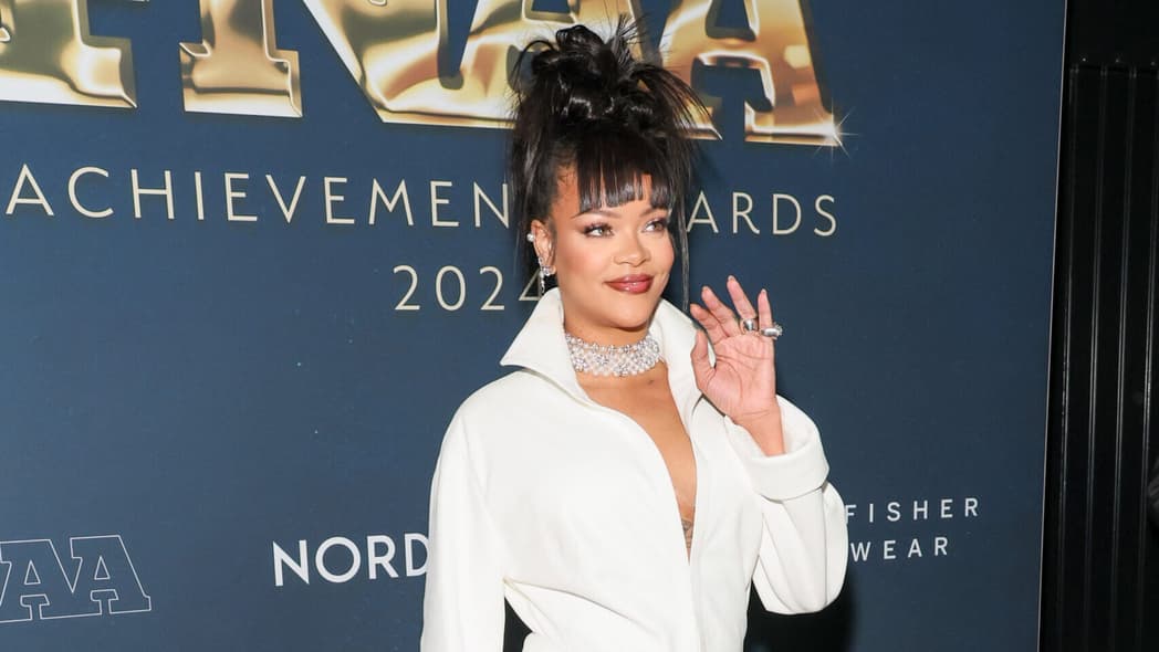 Rihanna postpartum style, Rihanna style, Rihanna fashion, Rihanna postpartum, Rihanna motherhood theGrio.com
