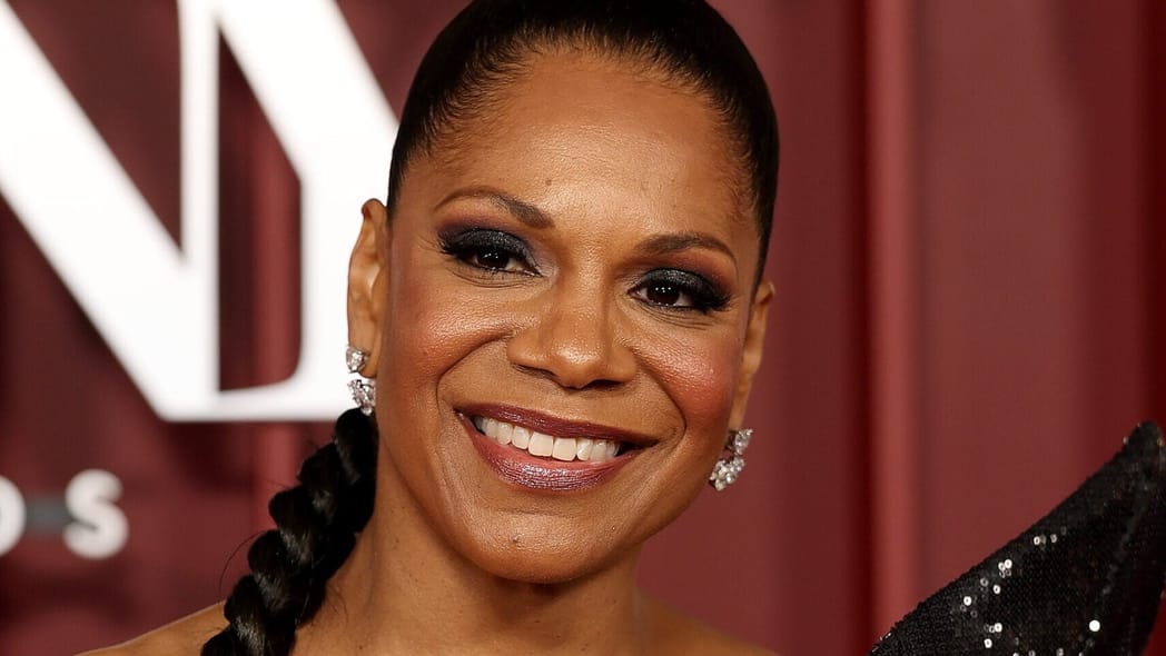 Audra McDonald calls out fan who followed her home after Broadway show(01)
