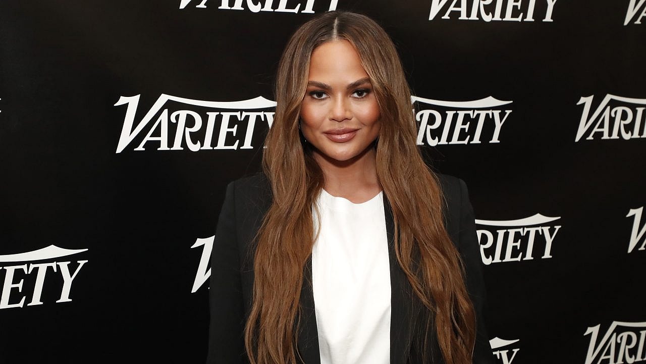 Chrissy Teigen tries Meghan Markle jam