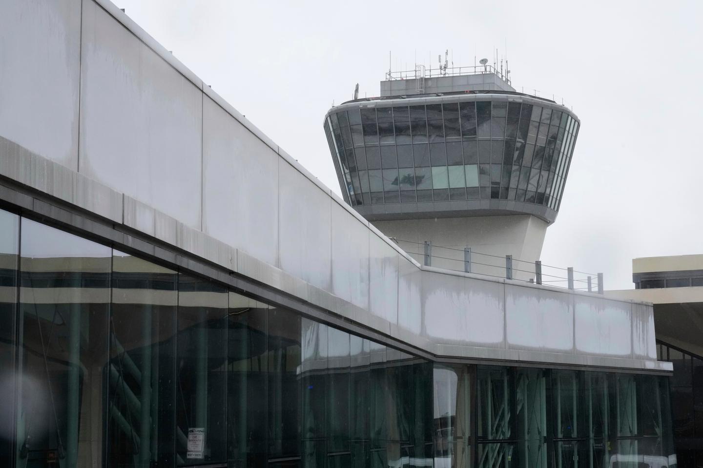 air traffic controller, whatshappening with air traffic controllers?, air traffic trump theGrio.com