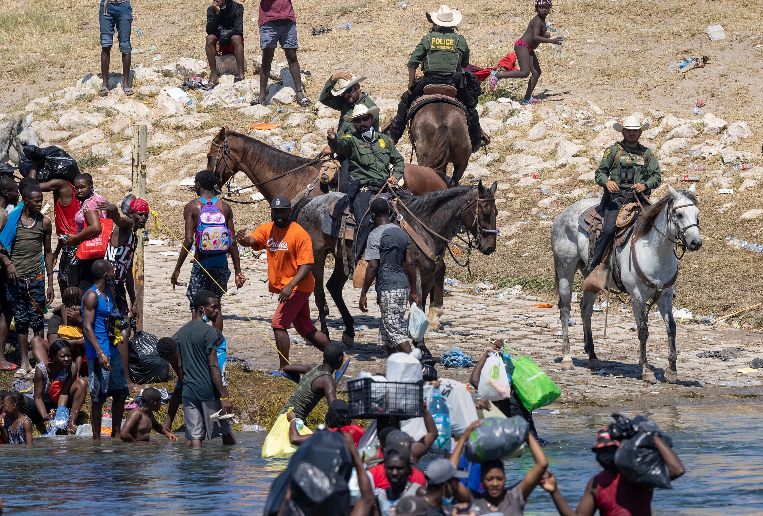 U.S. Border Patrol agents interact with Haitian immigrants, thegrio.com