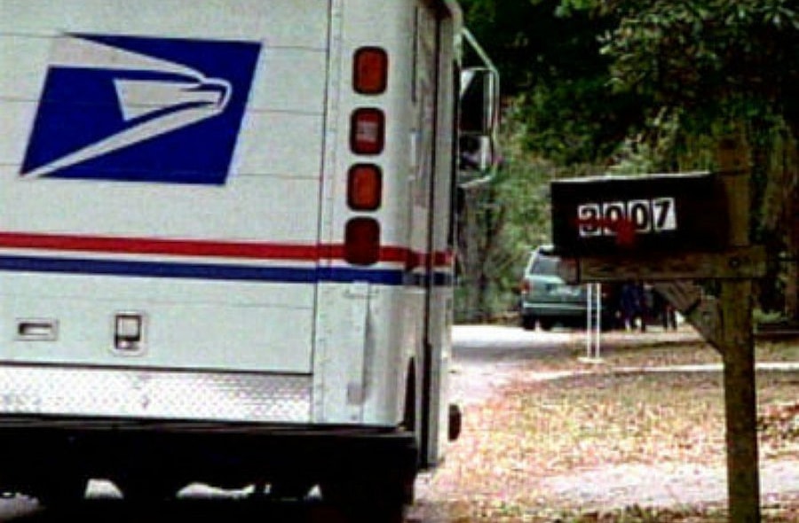 Postal truck (fotolio)