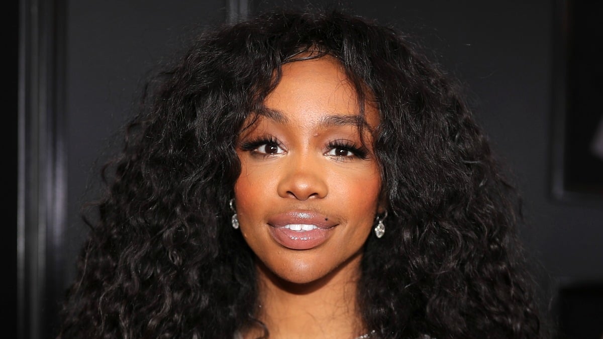 Video SZA's dad moved to tears listening to 'Broken