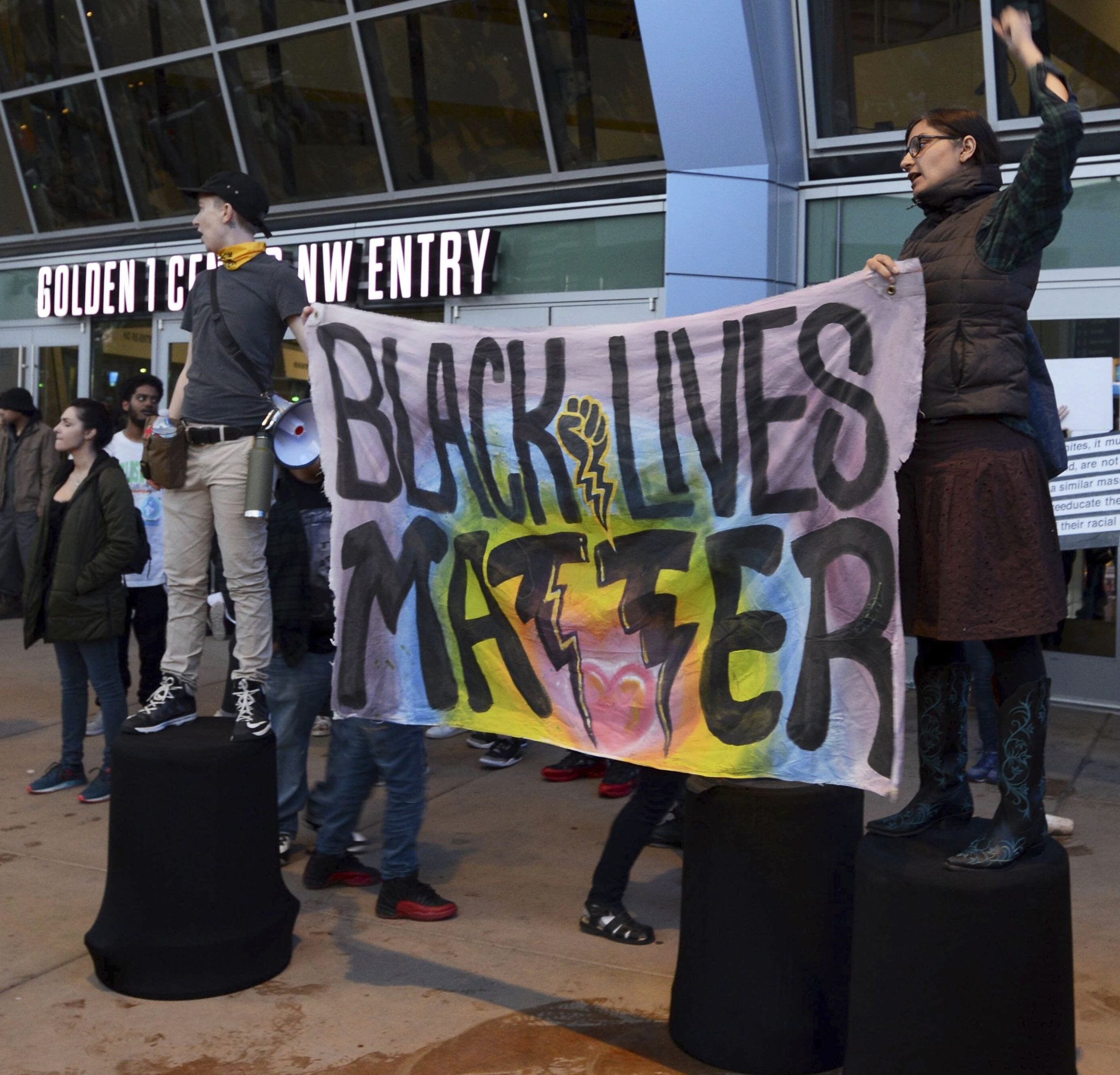 Black Lives Matter Activists Shut Down Sacramento NBA Game To Protest ...