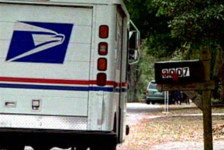 Postal truck (fotolio)