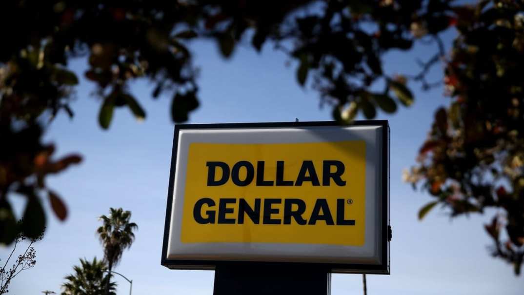 White Woman unleashes racist rant in Dollar General