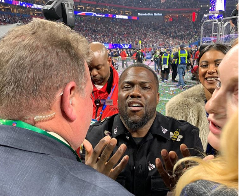 Kevin Hart begs for entry to Super Bowl stage. (Kevin Hart/Instagram) thegrio.com