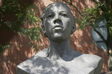 Althea Gibson, a tennis legend, honored with statue during first day of U.S. Open
