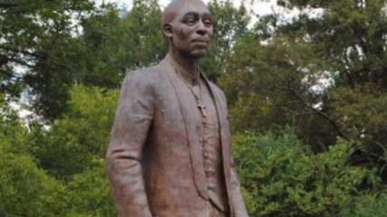 Tupac Statue