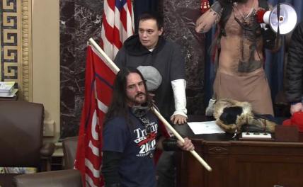 Capitol rioter who breached Senate faces 1st felony sentence