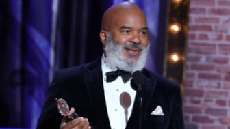 David Alan Grier fights back tears during Tonys acceptance speech