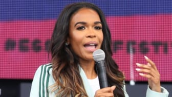 Fans defend Michelle Williams against critics of national anthem performance