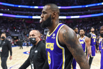 LeBron James ejected after bloodying Stewart, Lakers beat Pistons