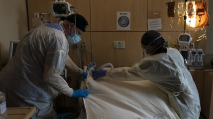 U.S. officials recommend shorter COVID isolation, quarantine