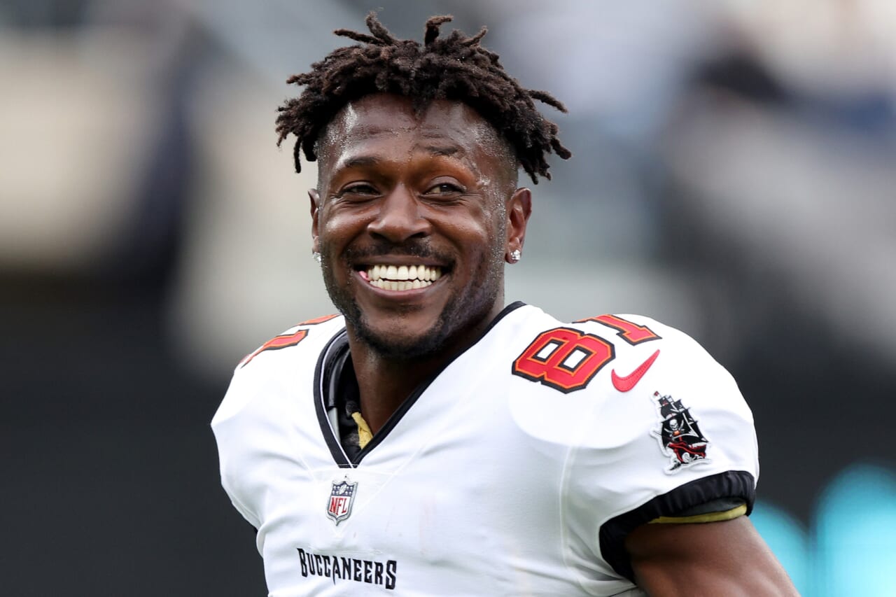 Antonio Brown Plans to Visit Buccaneers as His Suspension Nears Its End -  The New York Times