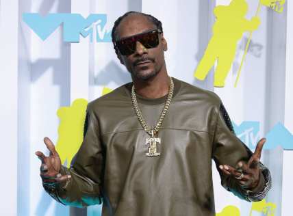 2022 MTV VMAs – Arrivals x Snoop Dogg weed