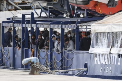 Ship refuses to leave Italy port until all migrants are off