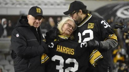 Franco Harris’ widow on field in Pittsburgh as his No. 32 retired