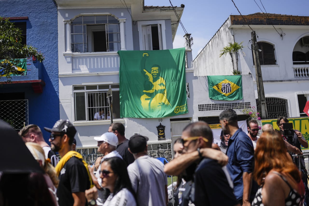 Brazilians mourn Pelé at the stadium where he got his start