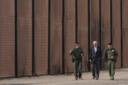 Biden inspects US-Mexico border in face of GOP criticism