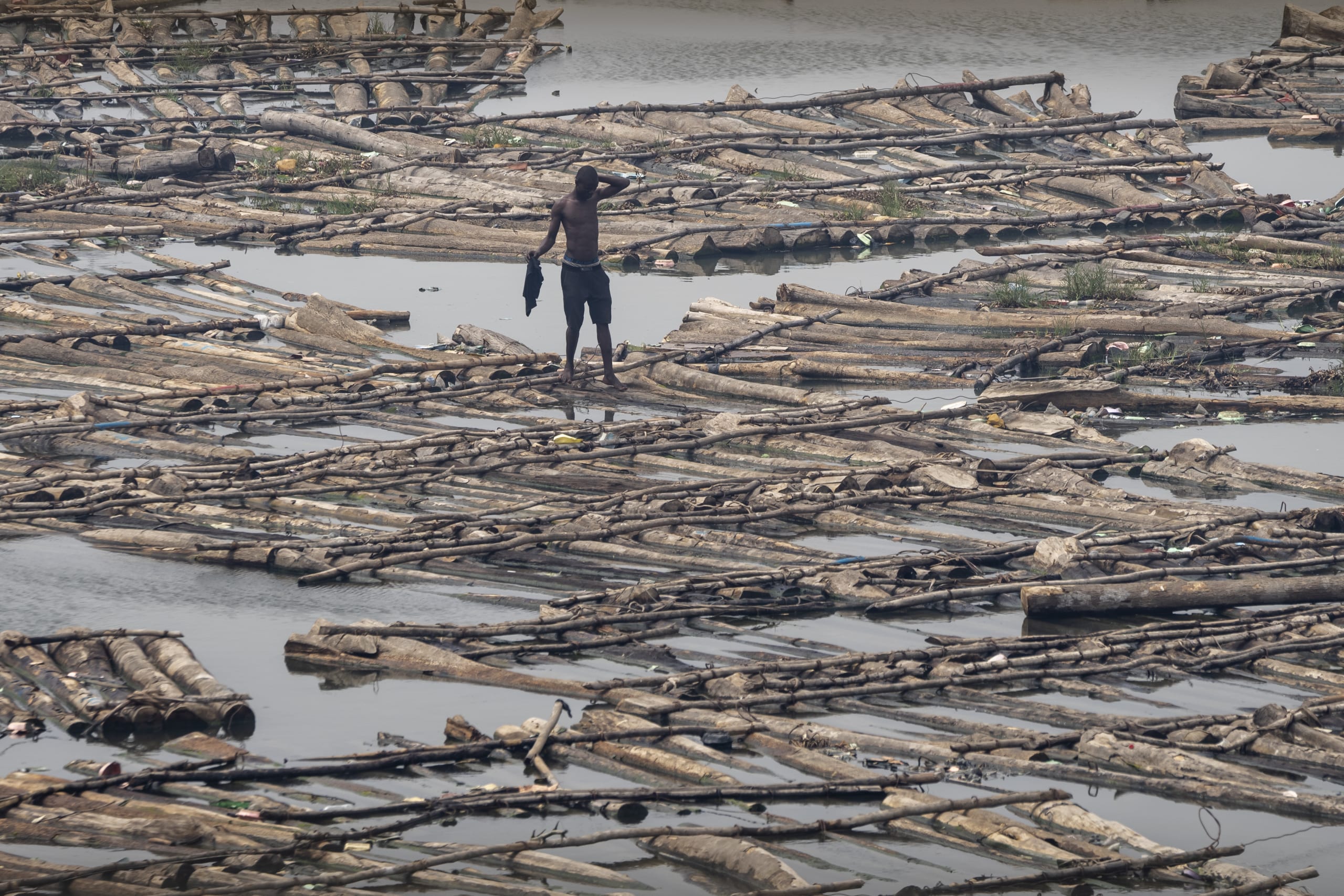 Nigeria pushes ahead with elections despite cash shortage