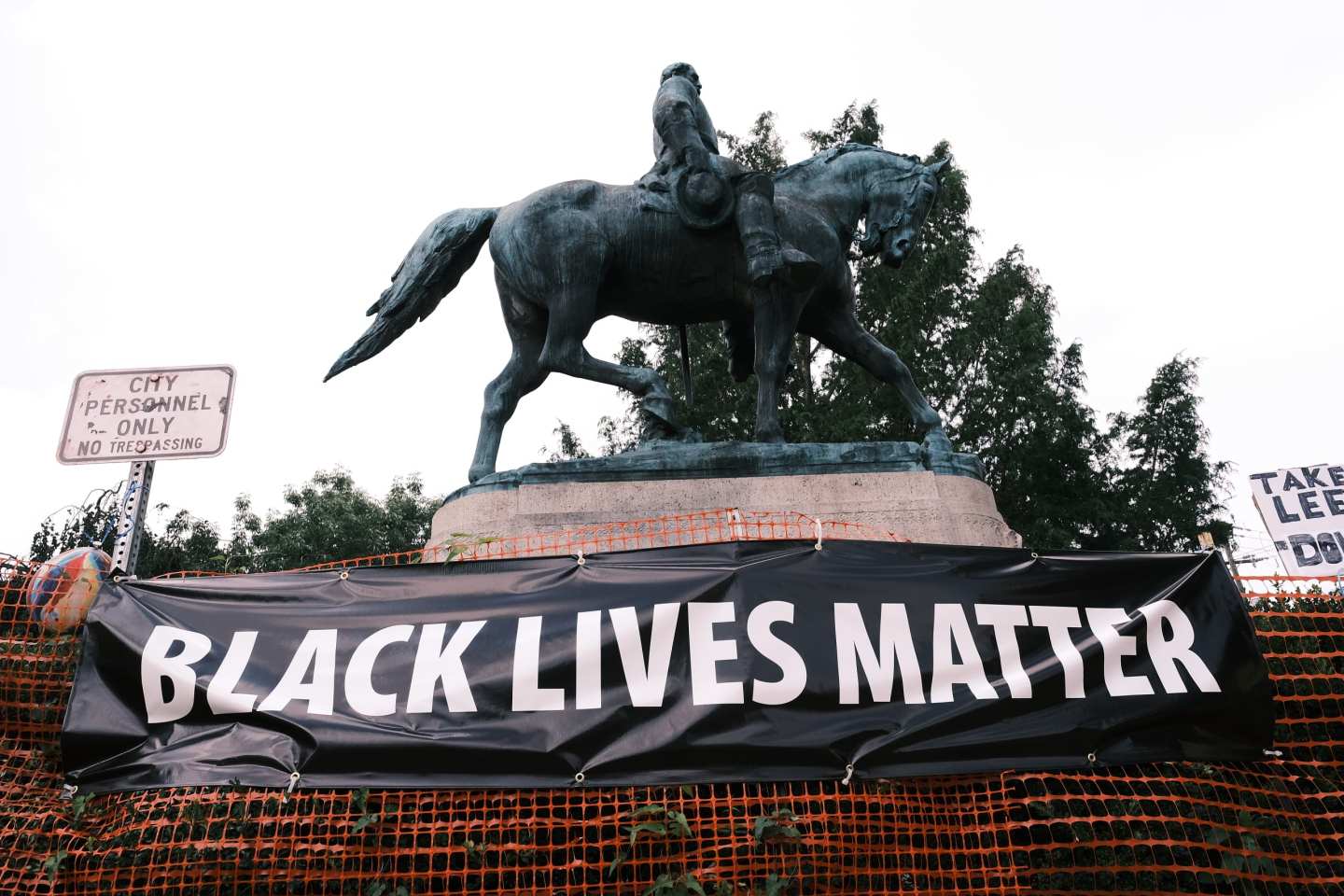 The statue of Robert E Lee with a banner that reads "Black Lives Matter"