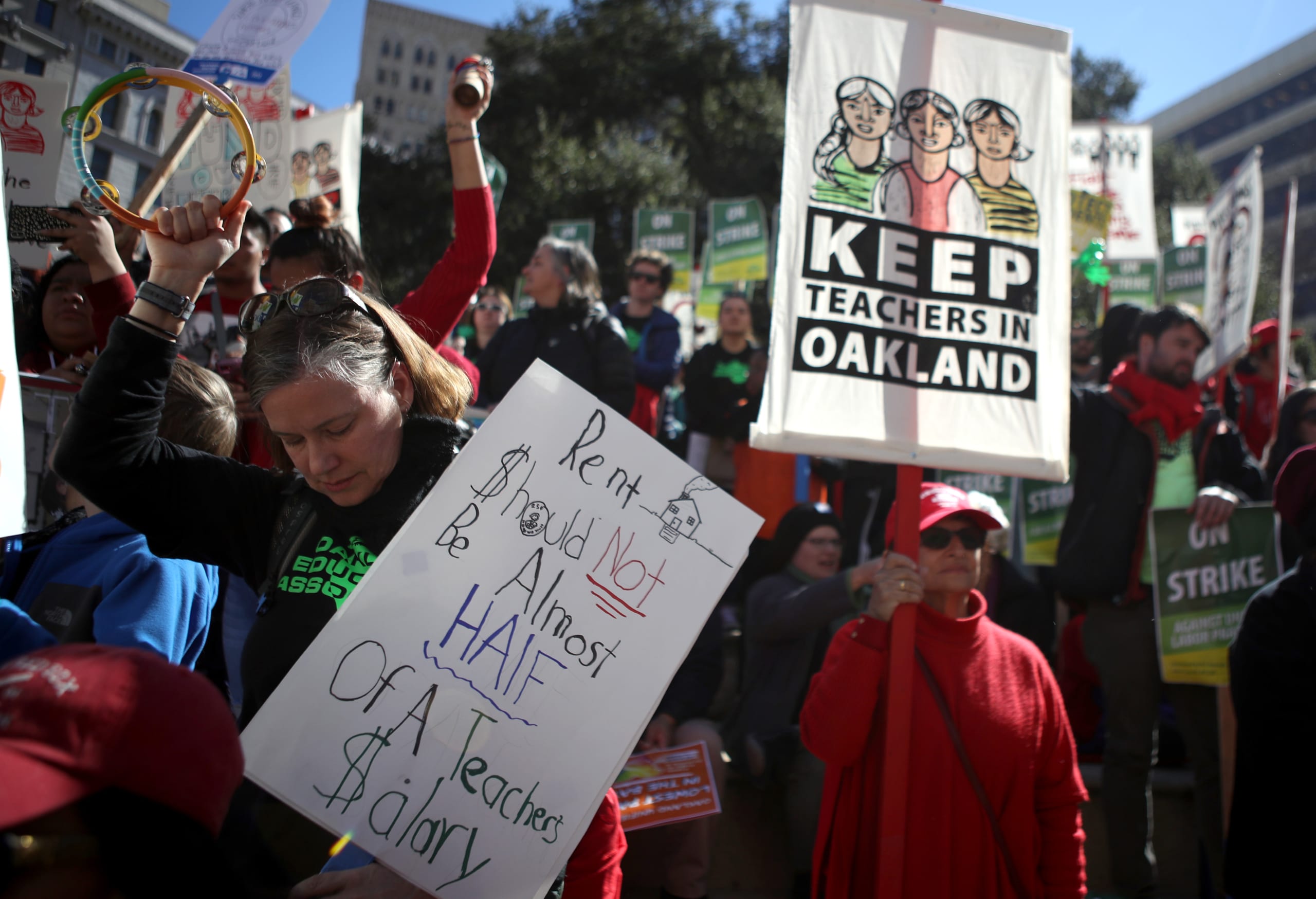 Oakland students return to class after striking teachers reach deal