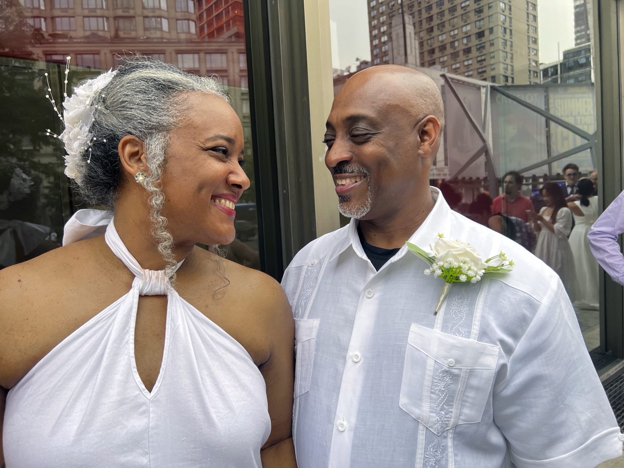 700 couples exchange vows in New York mass wedding
