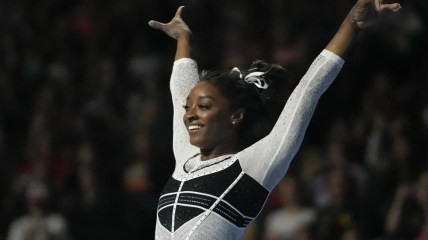Simone Biles dazzles in her return from a 2-year layoff to dominate the US Classic