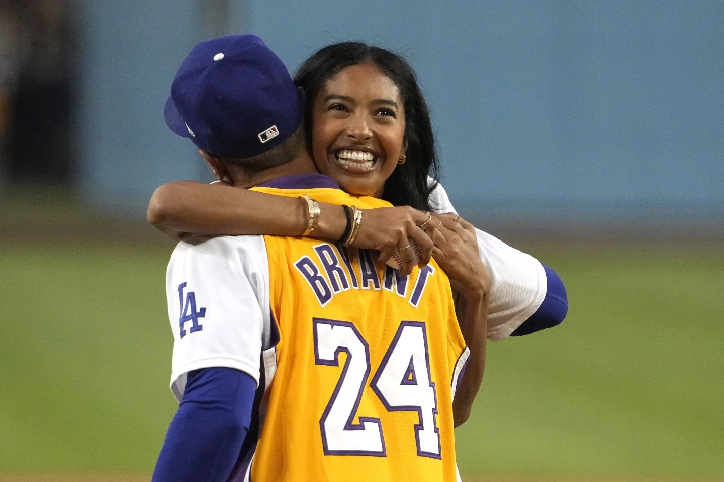 Dodgers to give away Kobe Bryant-themed jerseys 