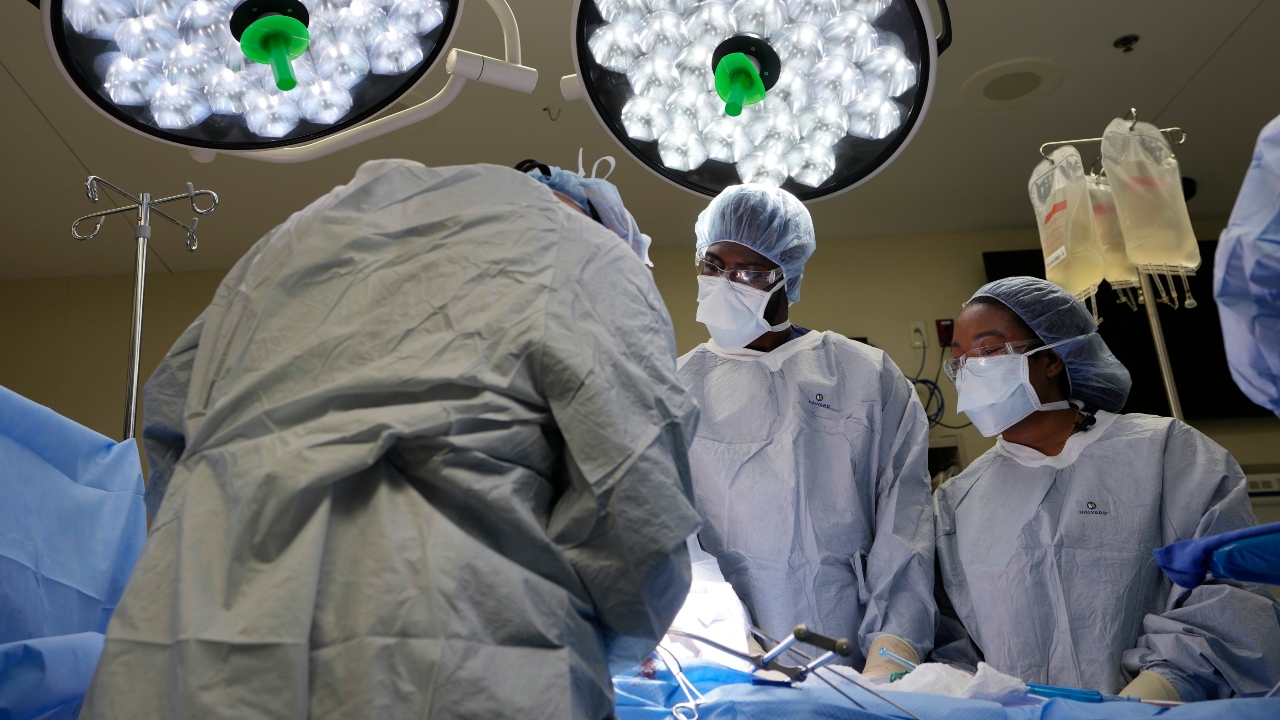 Few transplant surgeons are Black. Giving medical students a rare peek at organ donation may help