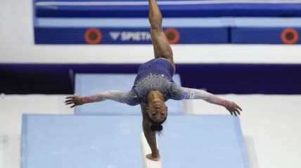 Simone Biles leads U.S. women to record 7th straight team title at gymnastics world championships